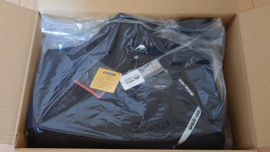 ダンボールに入ったヘレイワホのウエットスーツ